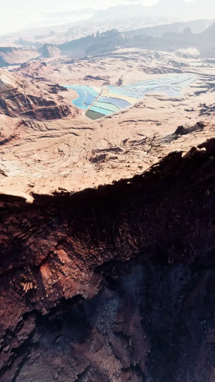 Drone FPV volant bas au-dessus d’un désert au coucher du soleil