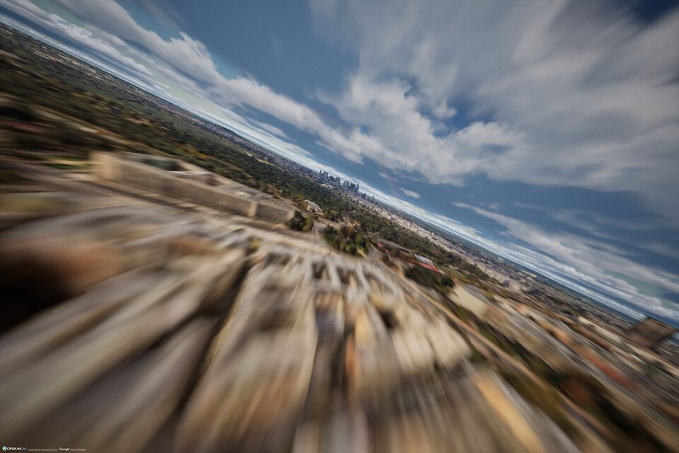 Vol FPV rapide au-dessus d’une ville avec flou de mouvement