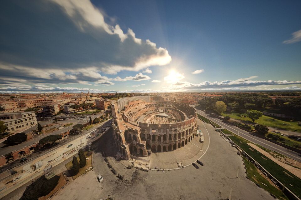 Drone FPV au-dessus du Colisée à Rome au coucher du soleil
